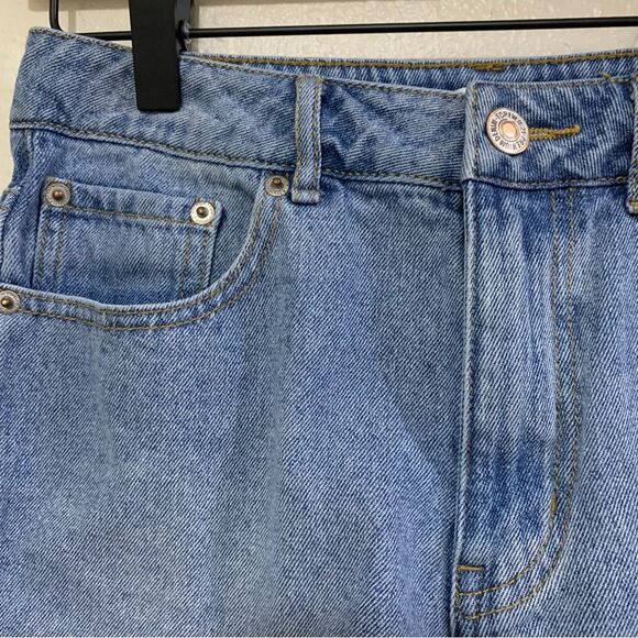 Forever 21 Jean Shorts Medium Wash Low Rise Cuffed Hem Women's Blue 25. - Picture 3 of 8